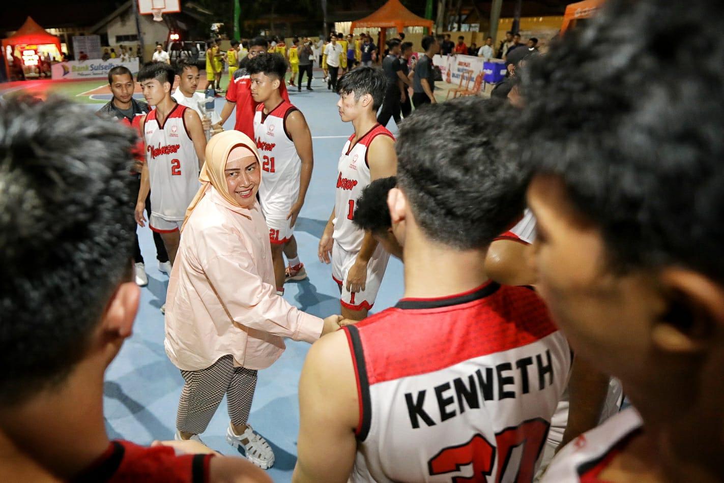 Ketua Perbasi Kota Makassar Indira Yusuf Ismail Semangati Tim Bola Basket Di Porprov Sulsel
